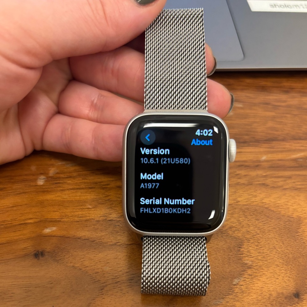 Apple Watch Series 4 & Mesh Apple Band